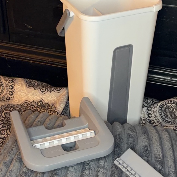 Self-Wringing Flat Mop Bucket System – Dual Chamber + Pads) - Picture 4 of 10